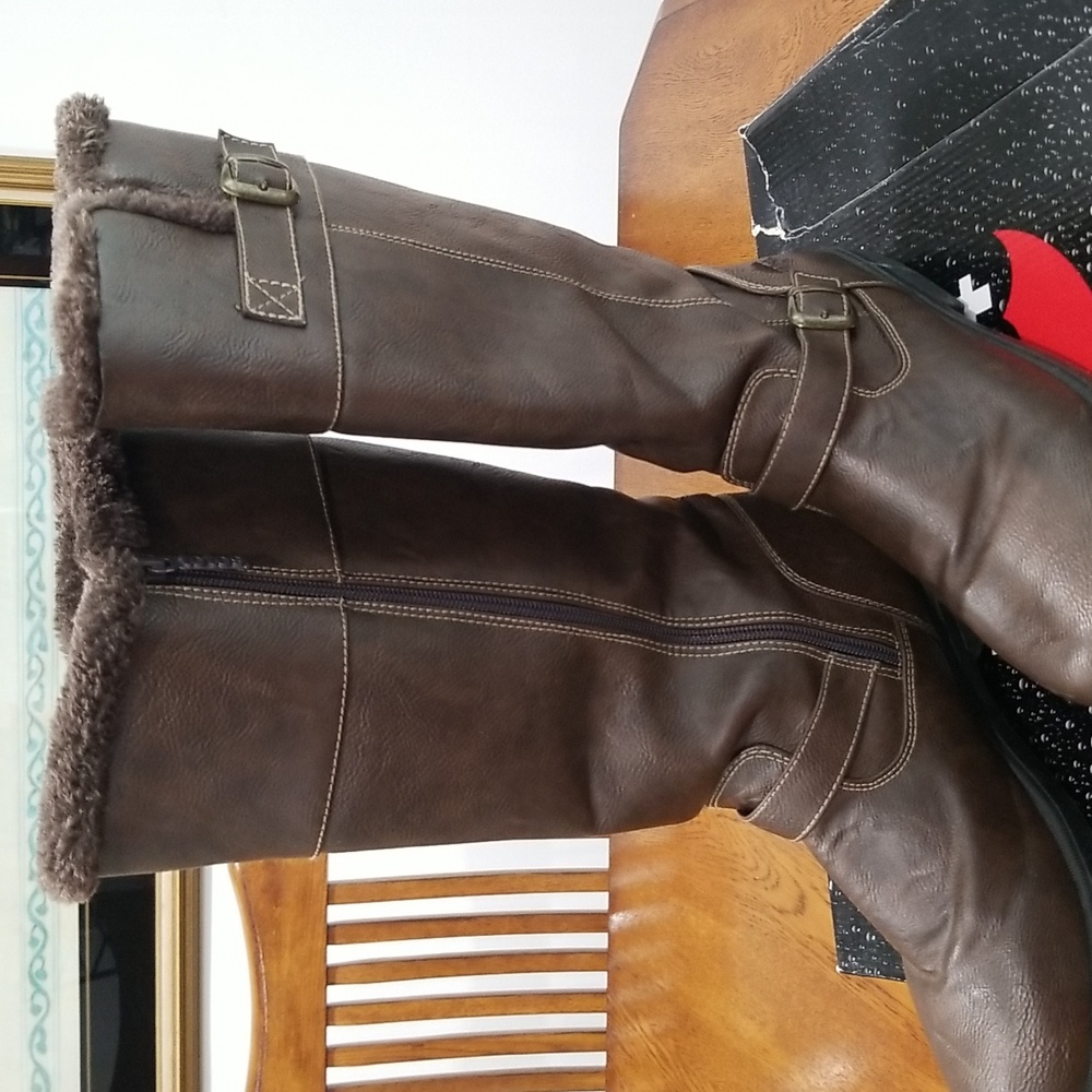 Water proof boots by totes